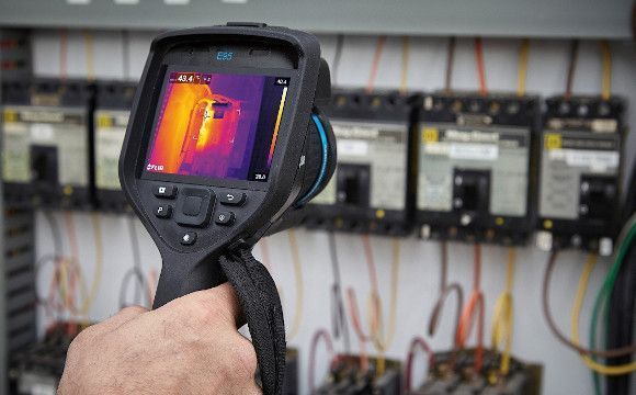 Использование тепловизоров в домашнем электричестве: Обнаружение утечек тепла и проблем с изоляцией
